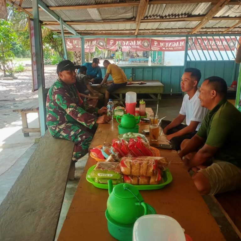 Babinsa Koramil 1203-12/DP Aktif Komsos di Tanjung Pura, Pererat Silaturahmi dan Ingatkan Pentingnya Kebersihan