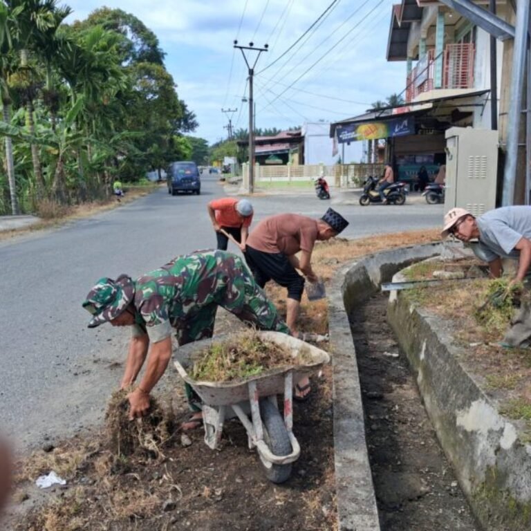 Babinsa Posramil Kuala Pesisir Kodim 0116/Nagan Raya Jajaran Korem 012/TU Gotong Royong Bersihkan Lingkungan