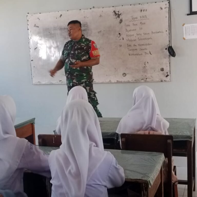 Babinsa Koramil 04/Krueng Sabee Berikan Materi Wawasan Kebangsaan kepada Siswa SMP Unggul Calang