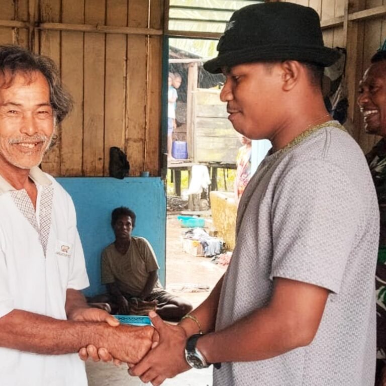 Babinsa Imbau Warga Jaga Kesehatan Saat Komsos di Kampung Tabonji