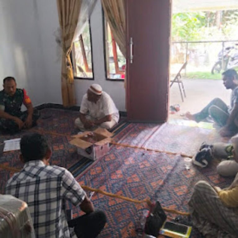 Babinsa Koramil 0109-03/Gunung Meriah Kodim 0109/Singkil Jajaran Korem 012/TU Mediasi Perselisihan Warga