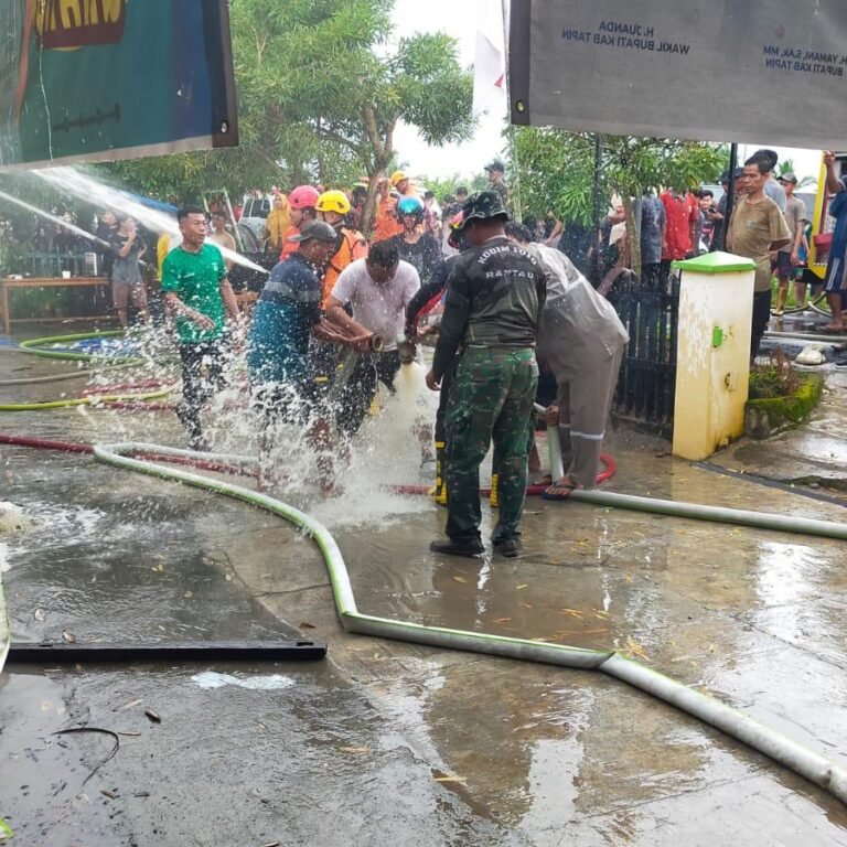 TNI-Polri dan Relawan Bahu Membahu Padamkan Api di Puskesmas Pandahan
