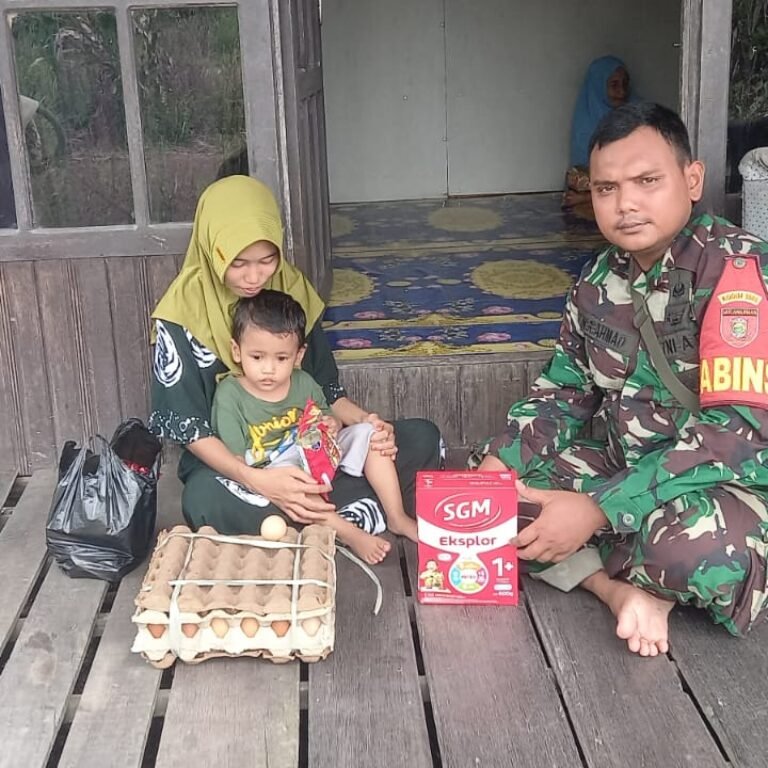 Babinsa Koramil 1005-09/Anjir Pasar Berikan Nutrisi Tambahan untuk Anak Asuh Stunting di Barito Kuala