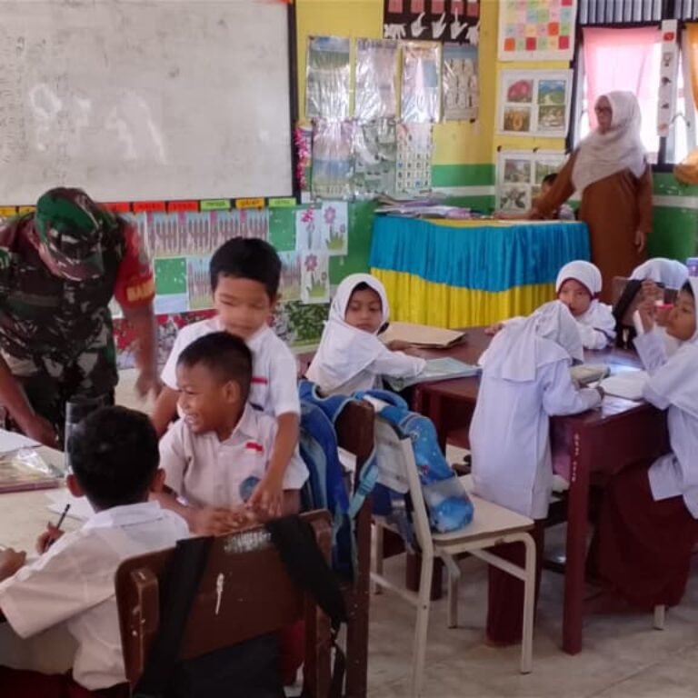 Babinsa Koramil 05/Panga Tanamkan Wawasan Kebangsaan kepada Siswa Baru SDN 1 Panga