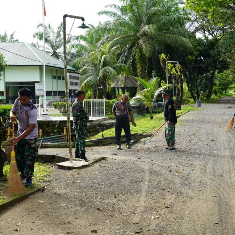 Prajurit Korem 012/TU Gotong Royong Bersihkan Lingkungan Asrama
