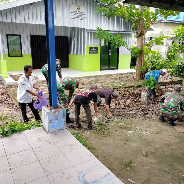 Koramil Rantau Badauh Gelar Karbak Bersihkan Pasar Sungai Gampa