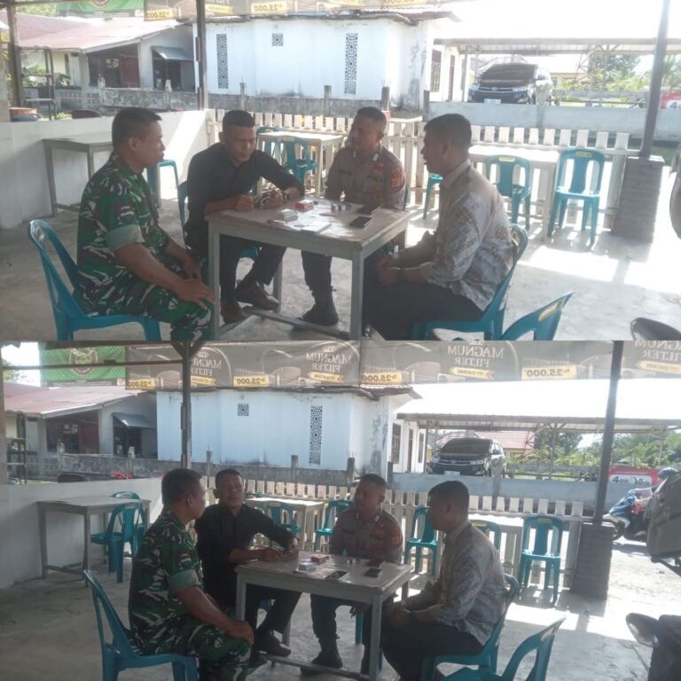 Sertu Heru Santoso Babinsa Koramil 09/Samatiga Laksanakan Komsos Bersama Bhabinkamtibmas dan Warga