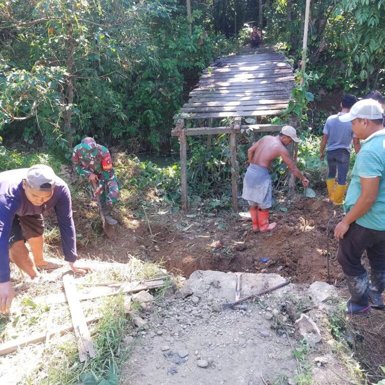 Jembatan Lapuk di Desa Tabihi Diganti Beton, Babinsa dan Warga Bergotong Royong