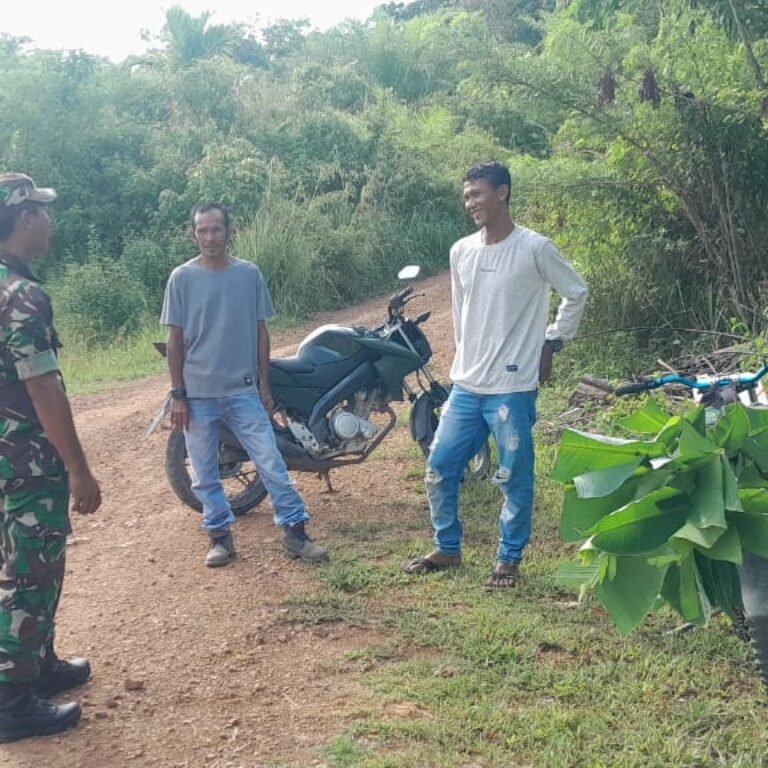 Babinsa Koramil 03/Setia Bakti Laksanakan Patroli Karhutla dan Imbau Warga Tidak Membakar Lahan
