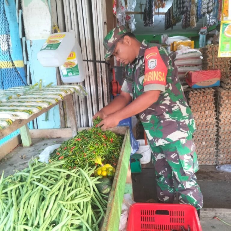 Pastikan Stabilitas Harga, Babinsa Koramil 05/Panga Lakukan Pengecekan Sembako di Pasar