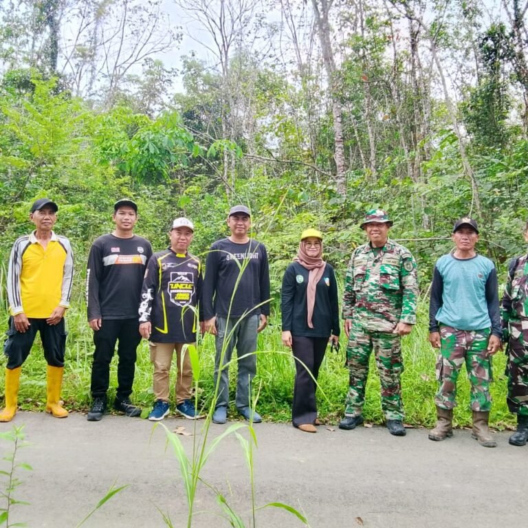 Danramil 1010-03/Tambarangan Lakukan Survey Awal Lokasi Pembangunan Jalan TMMD
