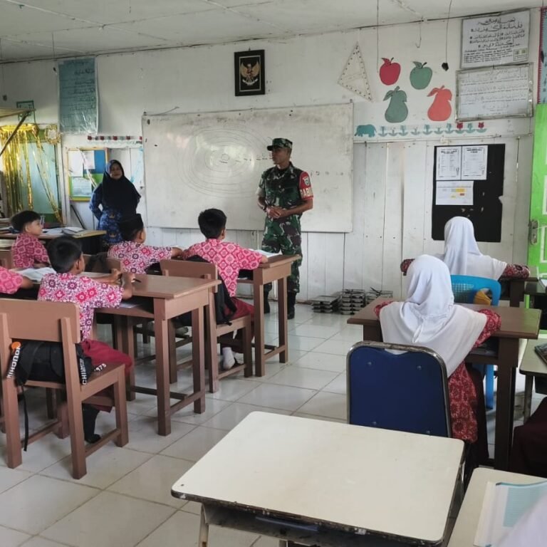 Babinsa Koramil 01/Jaya Tanamkan Nilai Nasionalisme kepada Siswa SDN 2 Jaya