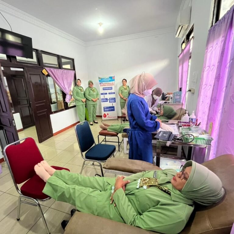 Dalam Rangka HUT ke-80 Persit KCK, Persit Kodim 1203/Ketapang Gelar Donor Darah di RSUD Agoesdjam