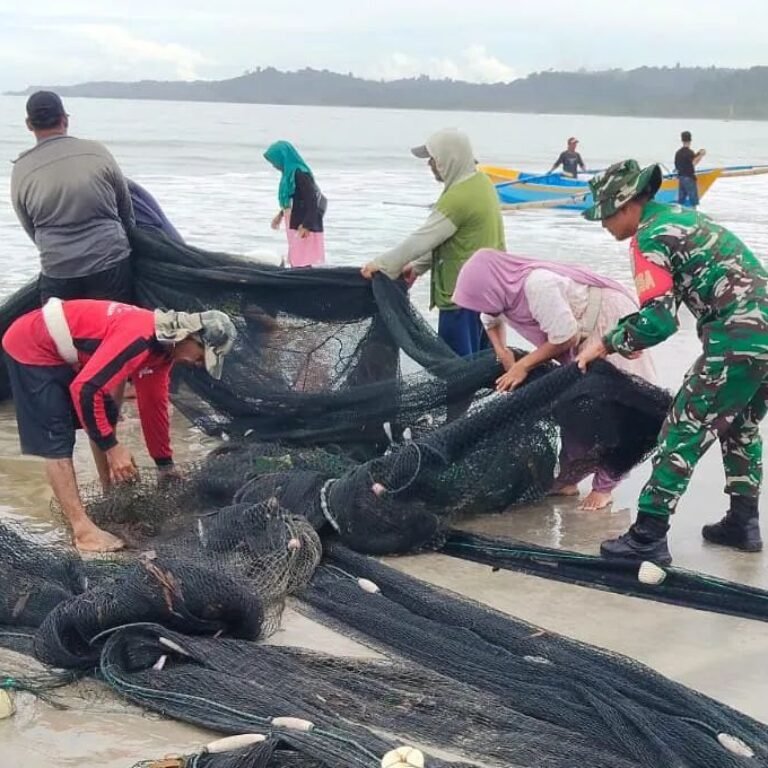 Babinsa Koramil 01/Simeulue Timur Kodim 0115/Simeulue Jajaran Korem 012/TU Komsos dengan Nelayan