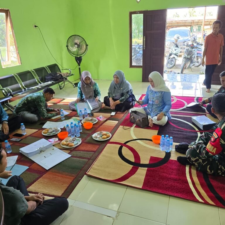 Babinsa Koramil 1005-08/Anjir Muara Dampingi Evaluasi APBDesa Tahap I di Sungai Punggu