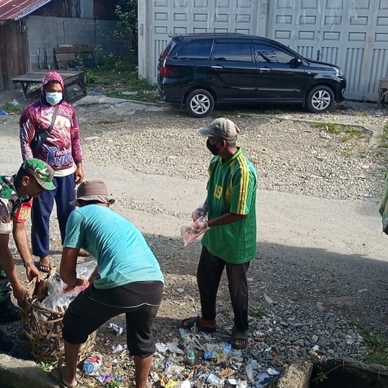 Babinsa Koramil 01/Jaya Bersama Petugas Kebersihan Bersihkan Area Pasar Lamno