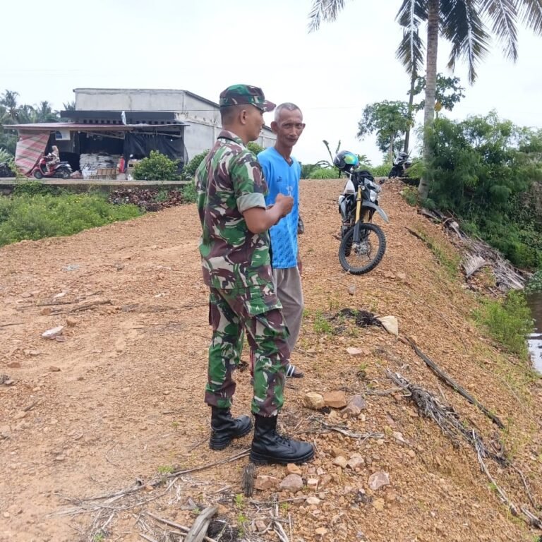 Babinsa Koramil 05/Panga Tinjau Kondisi Sungai untuk Antisipasi Potensi Banjir