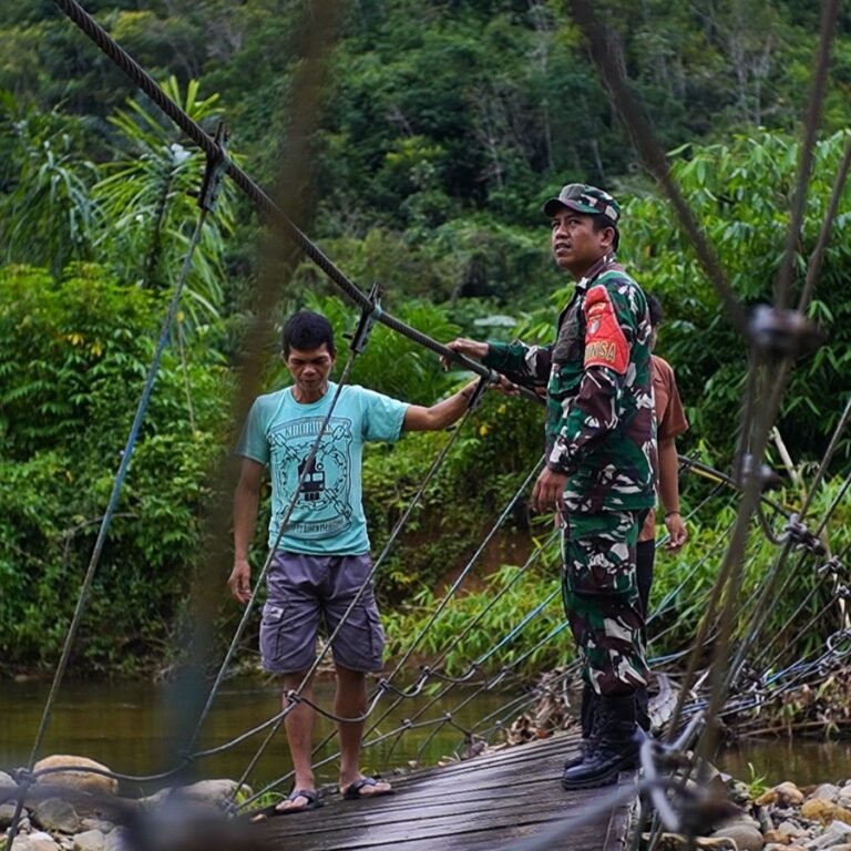 Babinsa Hadir di Tengah Warga yang Terdampak Putusnya Jembatan