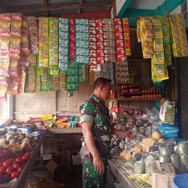 Babinsa Koramil 06/Teunom Jalin Komunikasi dengan Pedagang Saat Monitoring Harga Sembako