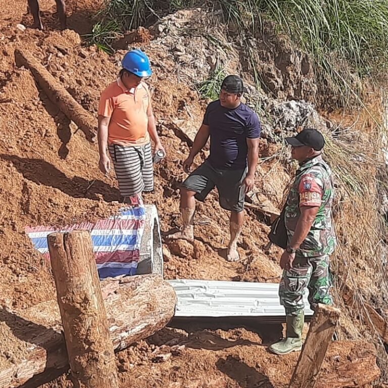 Babinsa Koramil 1203-09/Tumbang Titi Gerak Cepat Atasi Akses Terputus Akibat Longsor