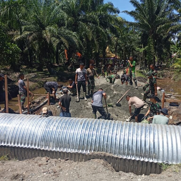 Personel Kodim 0116/Nagan Raya Jajaran Korem 012/TU Laksanakan Pengecoran di Jembatan Aramco