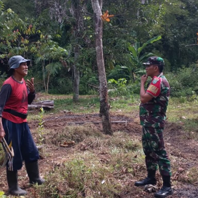 Babinsa Koramil 01/Jaya Patroli Karhutla Bersama Warga di Desa Rumpet