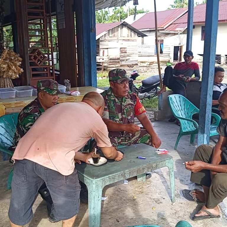 Babinsa Koramil 06/Teunom Luruskan Isu Kenaikan Harga Sembako dan BBM Melalui Komsos dengan Warga