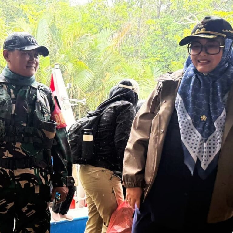 Babinsa Dampingi Wakil Bupati Merauke Kunjungi Kampung Nggolar