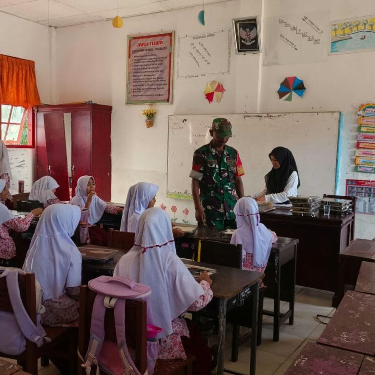 Babinsa Koramil 01/Jaya Pantau Penyaluran Makanan Bergizi untuk Siswa SD Negeri 2 Jaya
