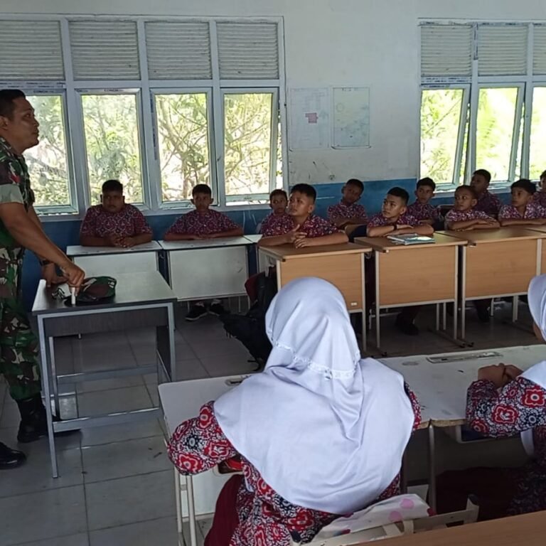 Babinsa Koramil 06/Teunom Tanamkan Nilai Nasionalisme kepada Siswa SD Negeri 4 Teunom
