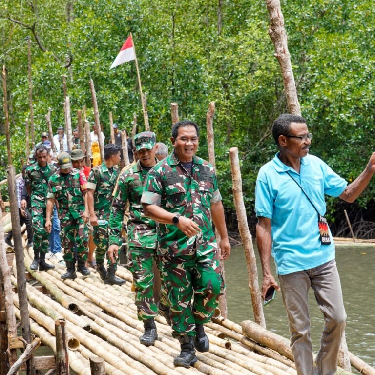 Peninjauan Jembatan Bambu Jadi Fokus Kunjungan Danrem 182/Jazira Onim di Pulau Bonyom