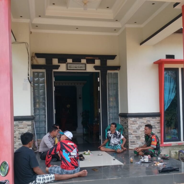 Babinsa Koramil 1203-11/Simpang Hilir Pererat Silaturahmi Lewat Anjangsana di Desa Batu Barat