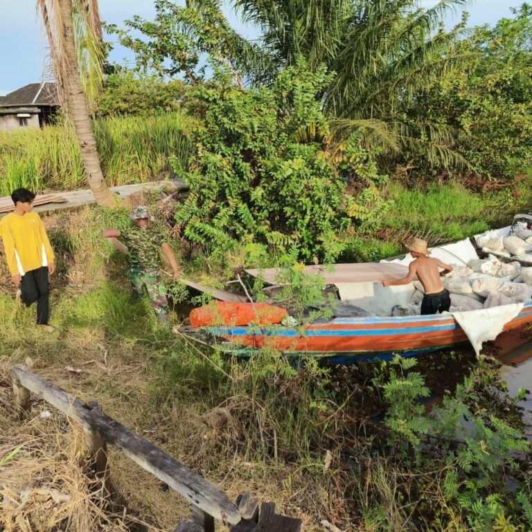 Kodim 1010/Tapin Droping Material Jembatan Perintis Garuda Lewat Jalur Air