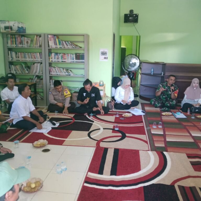 ‎Tunjukkan Sinergi, Plh Danramil dan Babinsa Hadiri Musyawarah PAW Desa Sungai Punggu‎