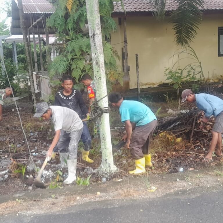 Babinsa Koramil 06/Teunom Bersama Warga Laksanakan Karya Bakti Bersihkan Lingkungan Desa