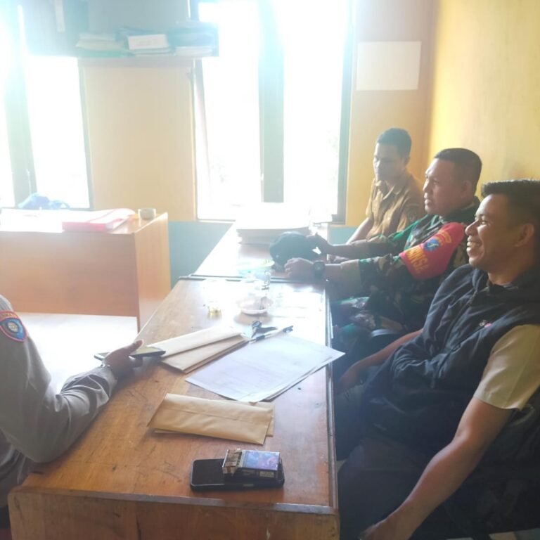 Babinsa Sandai Perkuat Kedekatan dengan Warga Lewat Komsos Humanis