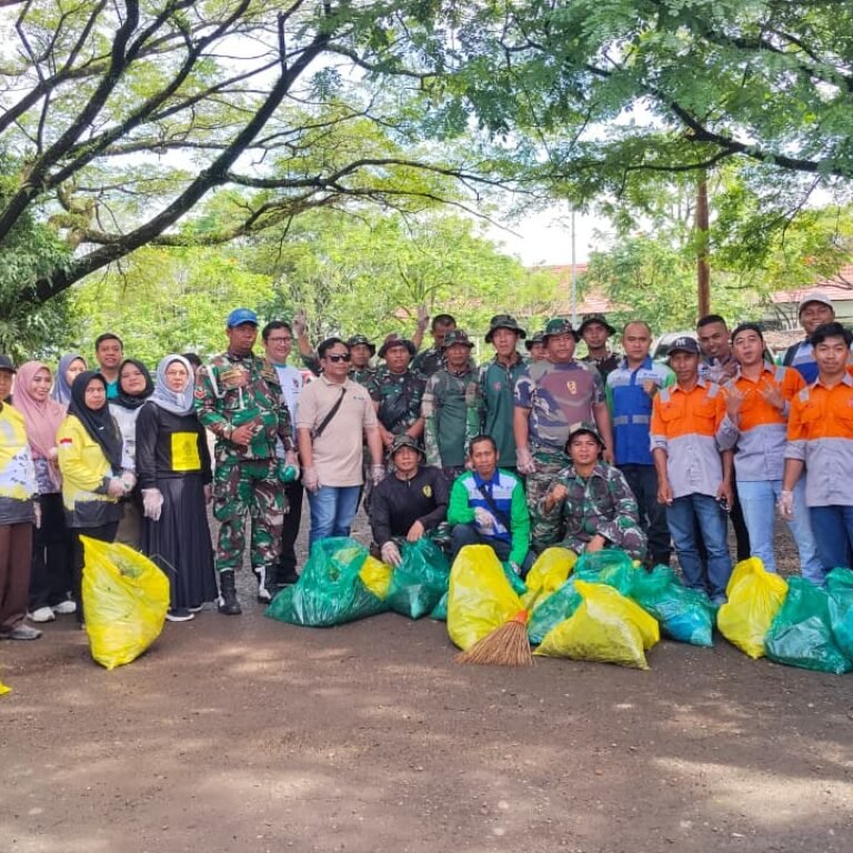 Bupati Tapin Pimpin Gerakan Indonesia ASRI, Kodim 1010/Tapin Turut Bersihkan Pasar Keraton