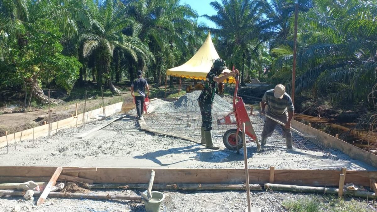 Kodim 0116/Nagan Raya Jajaran Korem 012/TU Laksanakan Pengecoran Lantai Jembatan Aramco