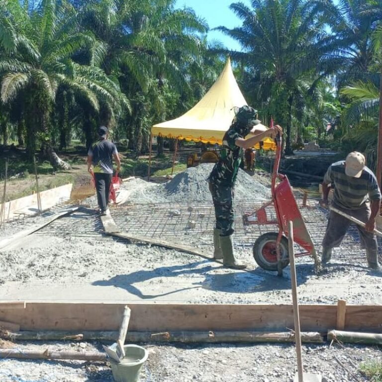 Kodim 0116/Nagan Raya Jajaran Korem 012/TU Laksanakan Pengecoran Lantai Jembatan Aramco