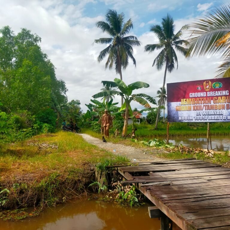 ‎Semangat Kebersamaan: Material Jembatan Garuda Diturunkan Bersama TNI dan Warga‎