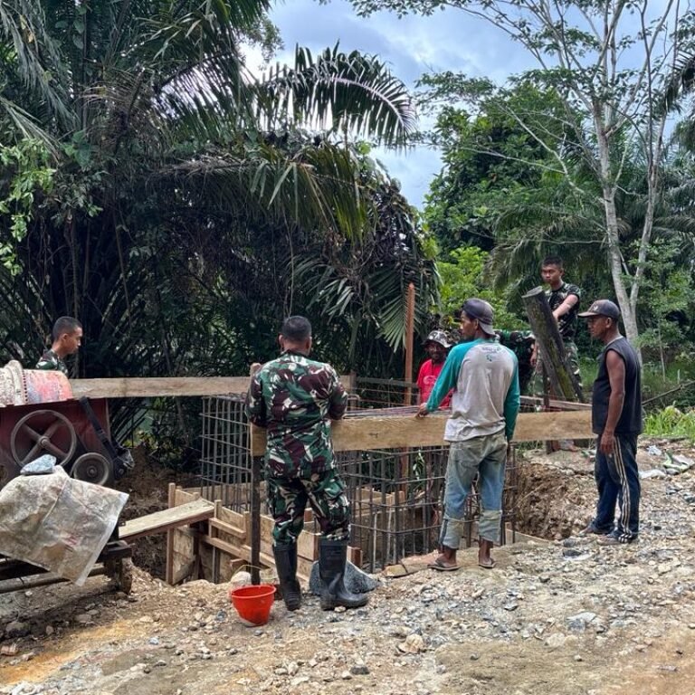 Kodim 1004/Kotabaru Perkuat Kemanunggalan TNI-Rakyat Lewat Pembangunan Jembatan