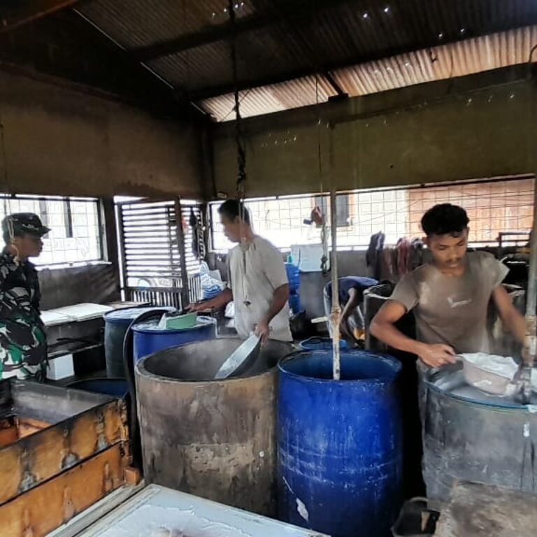 Babinsa Koramil 03/Setia Bakti Berikan Edukasi Kebersihan kepada Pengrajin Tempe dan Tahu