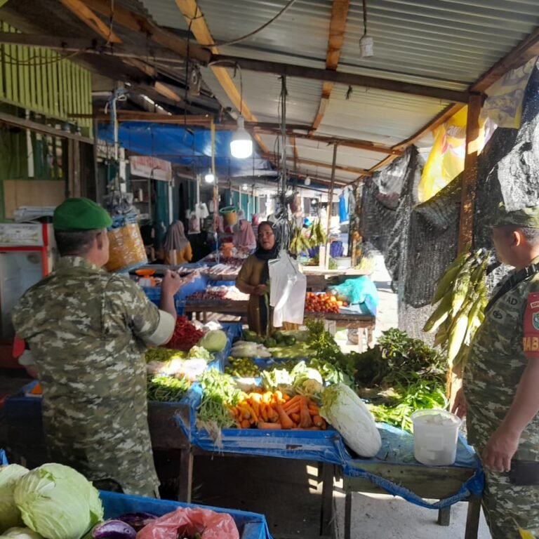 Babinsa Koramil 06/Teunom Laksanakan Patroli Pengamanan di Pasar Keude Teunom