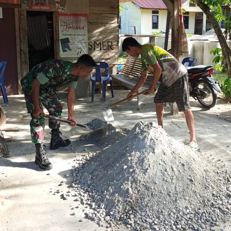 Babinsa Posramil Darul Hikmah Terjun Langsung Bantu Pekerjaan Warga di Desa Blang Dalam