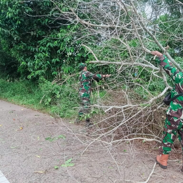 Babinsa Sukadana Aktif Patroli Bersama Warga, Cegah Karhutla Sejak Dini