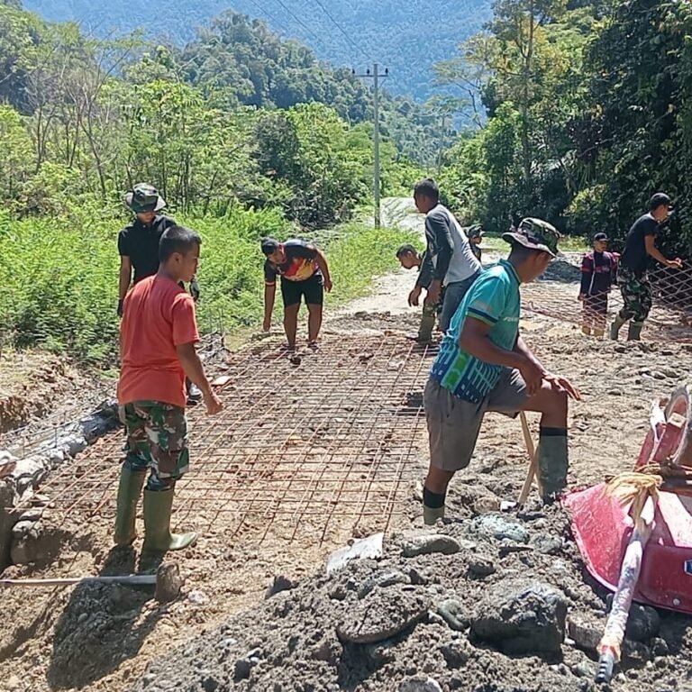 Satgas Kodim 0105/Abar Mulai Pasang Rangka Besi Lantai Jembatan Aramco