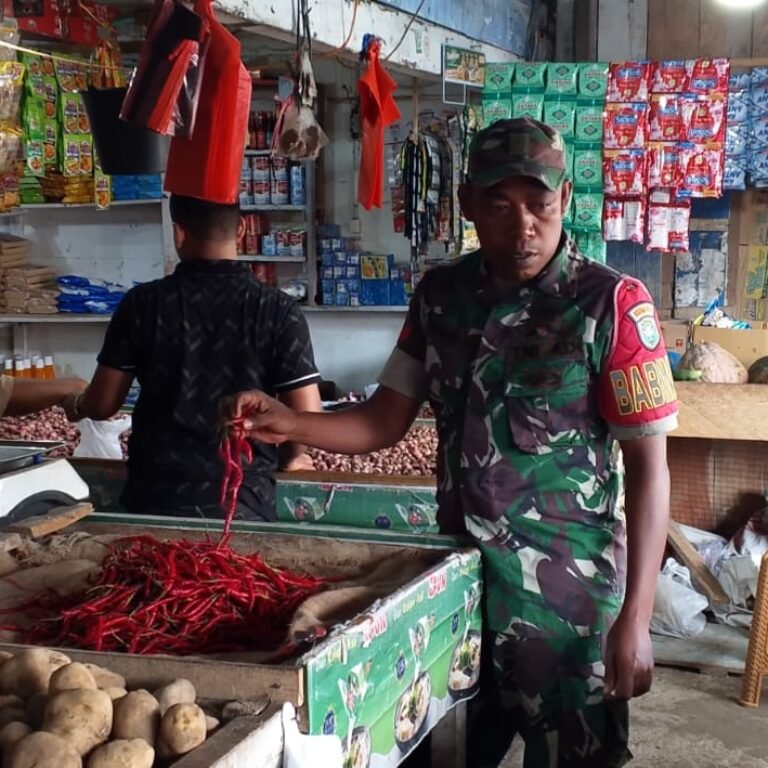 Babinsa Koramil 01/Jaya Lakukan Pemantauan Harga Sembako di Pasar Wilayah Kecamatan Jaya