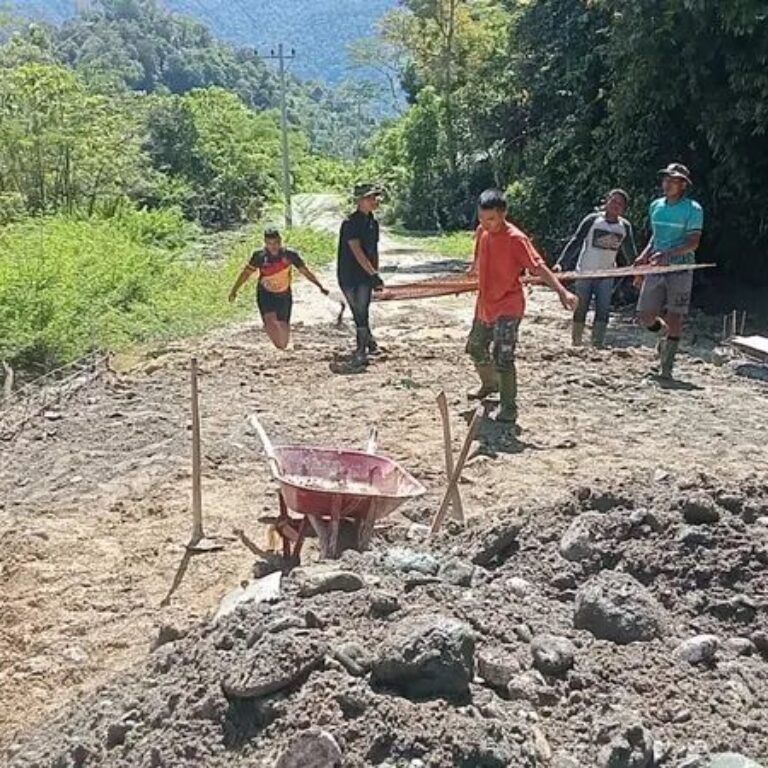 Tahap Persiapan Pengecoran, Satgas Kodim 0105/Abar Pasang Tulangan Besi Lantai Jembatan