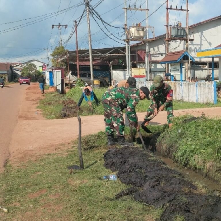 Gotong Royong Warga Kendawangan Kiri Bersihkan Selokan, Wujud Kepedulian Lingkungan