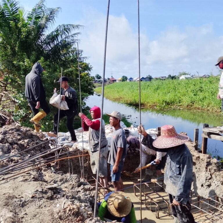 Gotong Royong Warnai Pembangunan Jembatan di Desa Sawaja